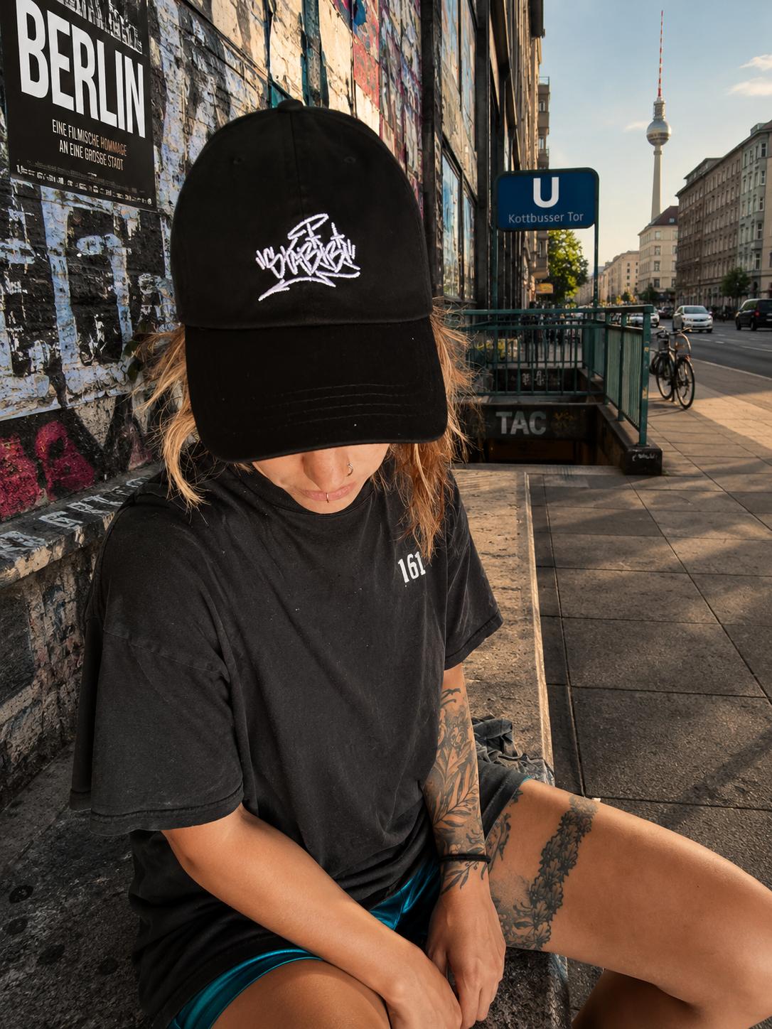 Low Profile 6 Panel Dad Cap in schwarz mit STABIBI Stick